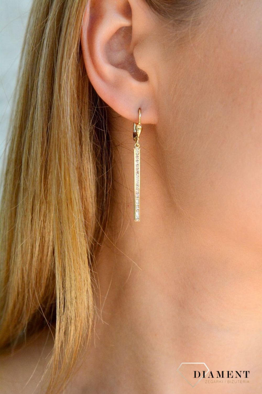 Złote kolczyki 375 patyczki z cyrkoniami KL 9553 375. Złote kolczyki damskie. Złote kolczyki wiszące z cyrkoniami. Złote kolczyki klasyczne damskie. Złote kolczyki 375 idealne na prezent..jpg